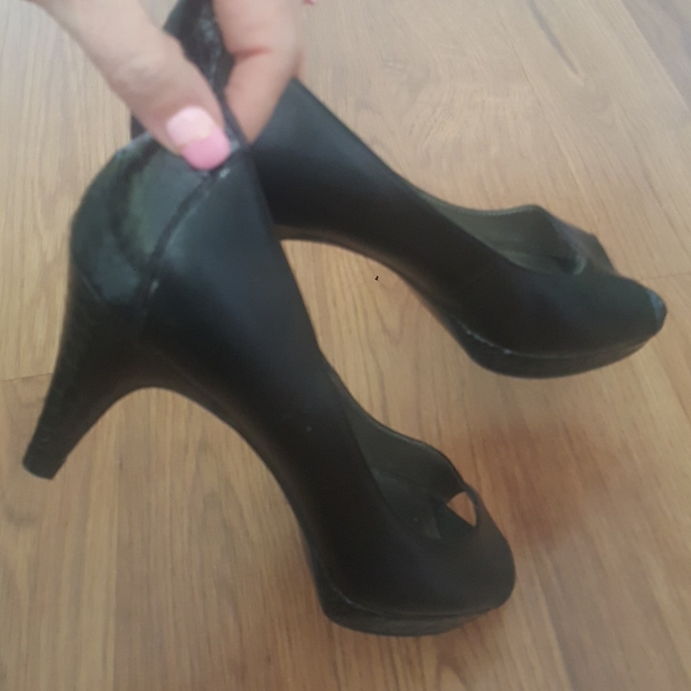 Bandolino black leather heels